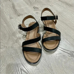 NWOT crown and ivy black sandal